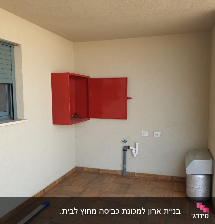 ארון אדום פתוח עם צינור מים ליד קיר